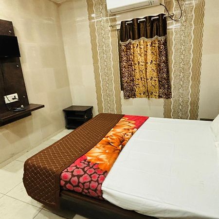 Hotel Shree Nath - 200 Meters From Dwarkadhish Temple Exterior photo